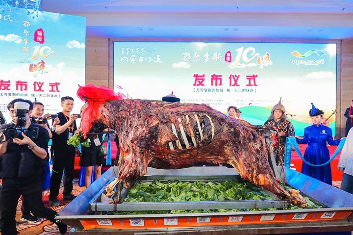 天空湛蓝无边，这里草原翠色欲流，这里的湖泊澄净安宁，骏马身姿矫健，悠闲可爱的牛羊，蒙古包散落在河边，一个心驰神往的天堂草原 察罕苏力德草原，这里每一处都是风景，美得让人分分钟沉醉不知归路。耳边响起“天苍苍，野茫茫。风吹草低见牛羊” 绿波千里，一望无垠，微风过，察罕苏力德草原风光极为绮丽，令人心旷神怡。