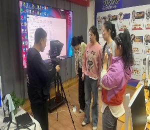 给学员介绍提词器的使用